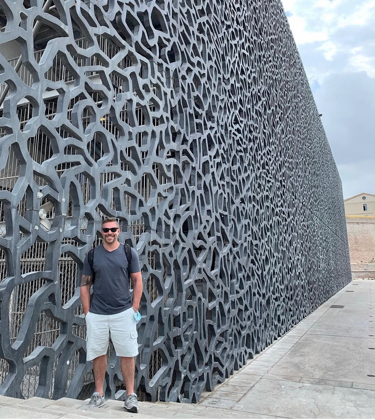 Kaká junto à fachada do MuCEM em Marselha