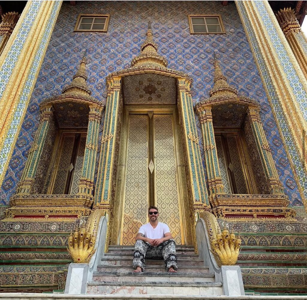 Kaká em frente a um templo na Tailândia