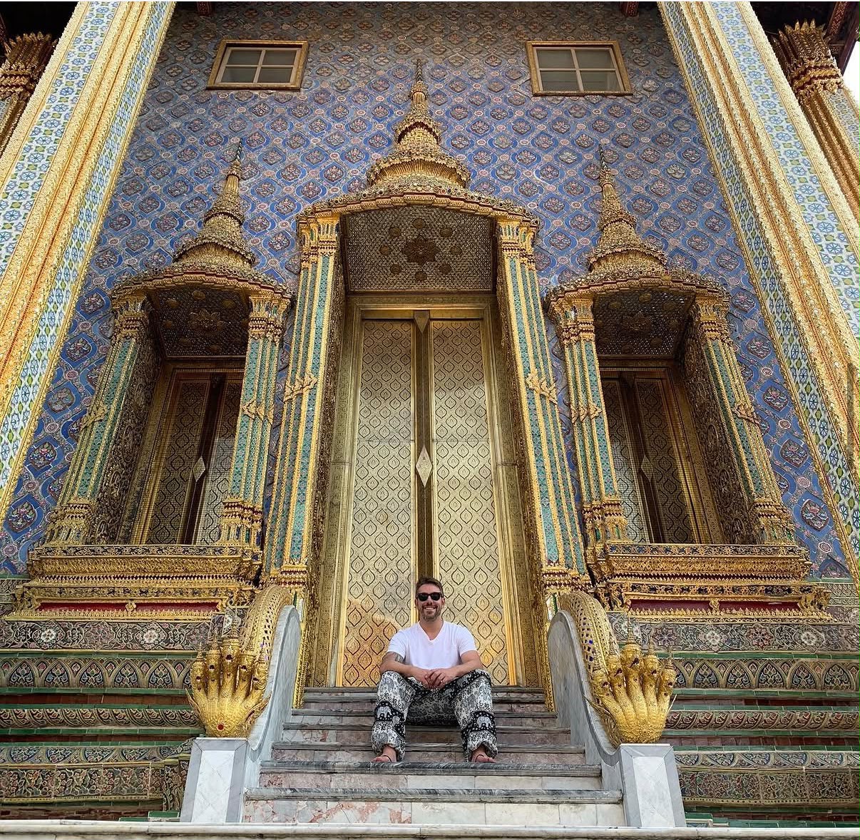 Kaká em um templo na Tailândia