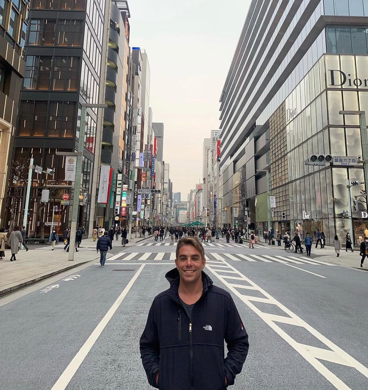 Kaká em uma avenida de Ginza, em Tóquio
