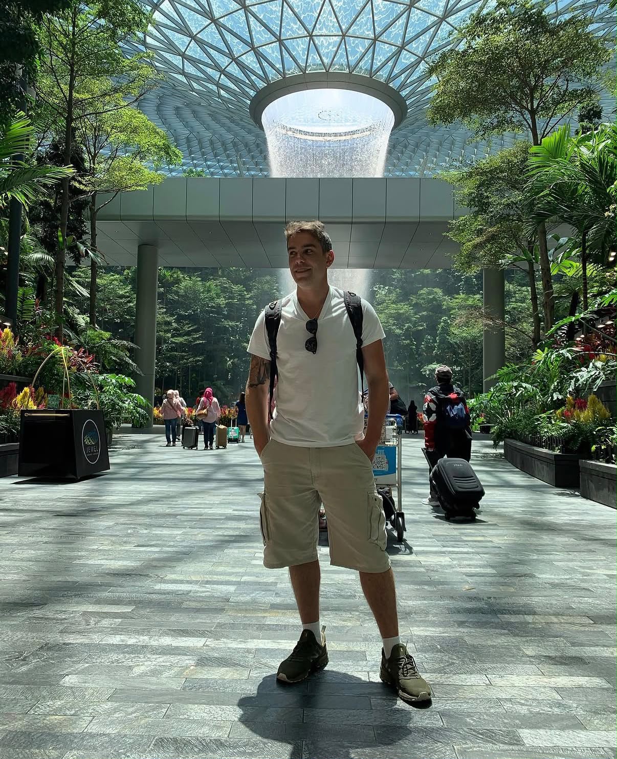 Kaká diante da cascata do Jewel Changi em Singapura