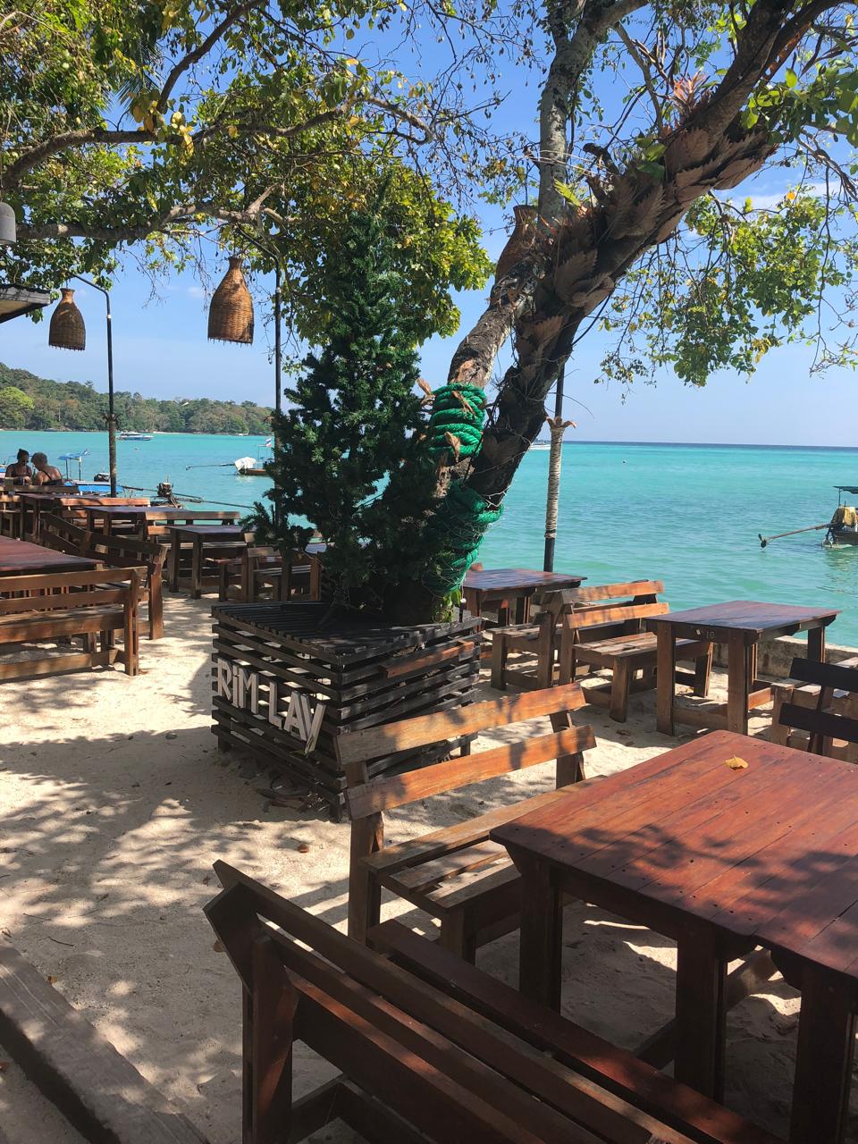 Praia de Palawan, Filipinas, com mar azul-turquesa