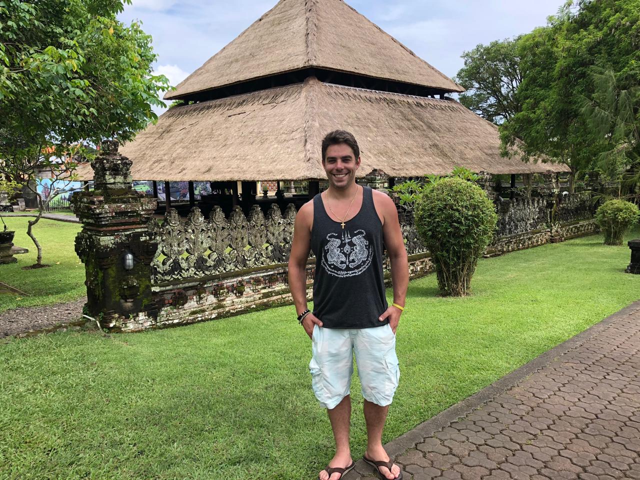 Kaká em Bali diante de uma construção tradicional e jardins