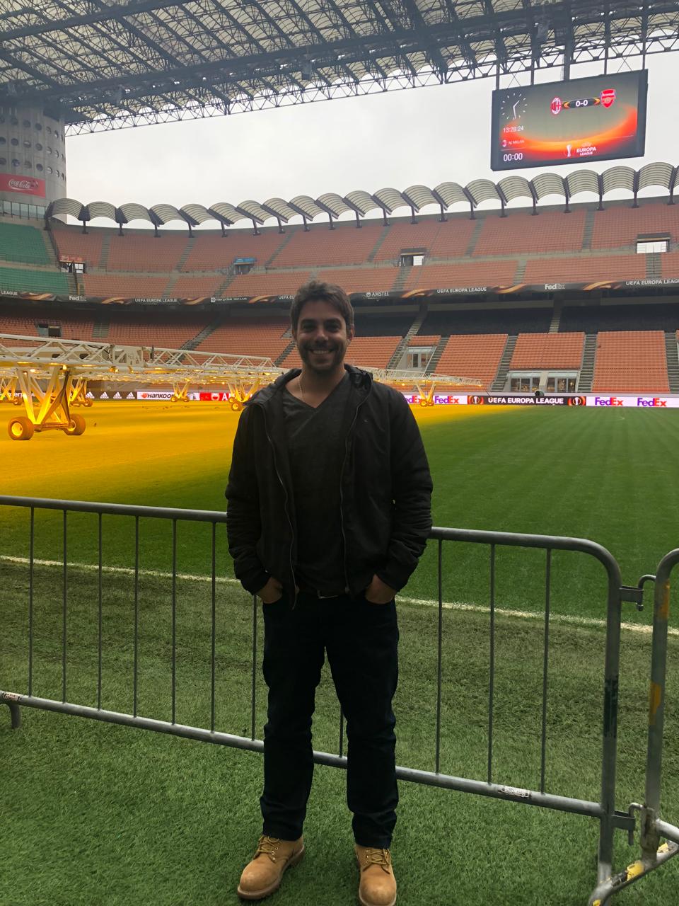 Kaká diante do campo do estádio San Siro, em Milão