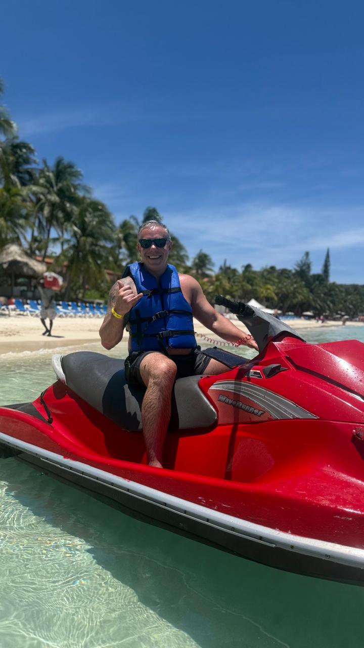 Kaká em um jet ski vermelho na praia de Cozumel