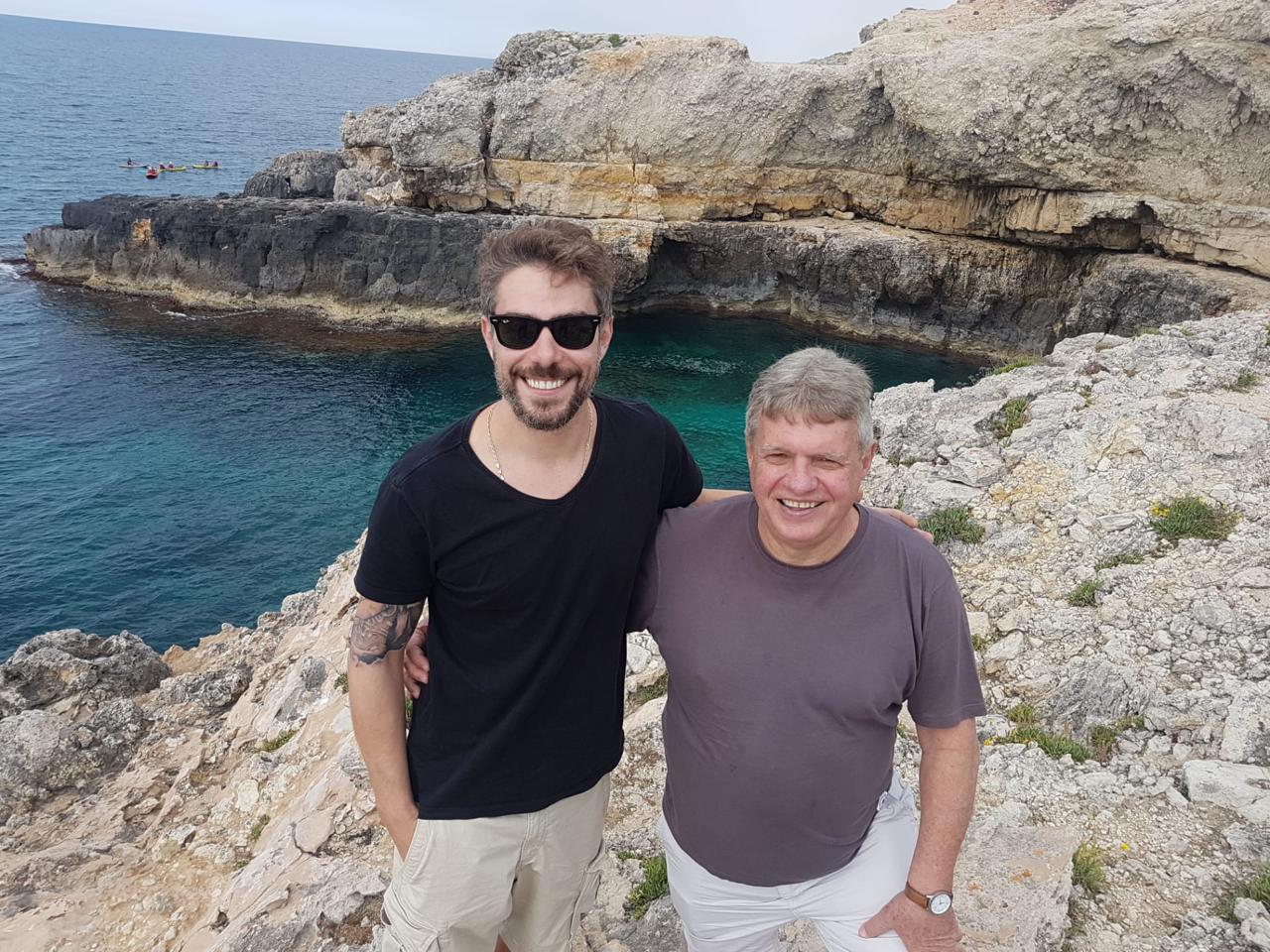 Kaká acompanhado diante do mar e da costa rochosa na Croácia
