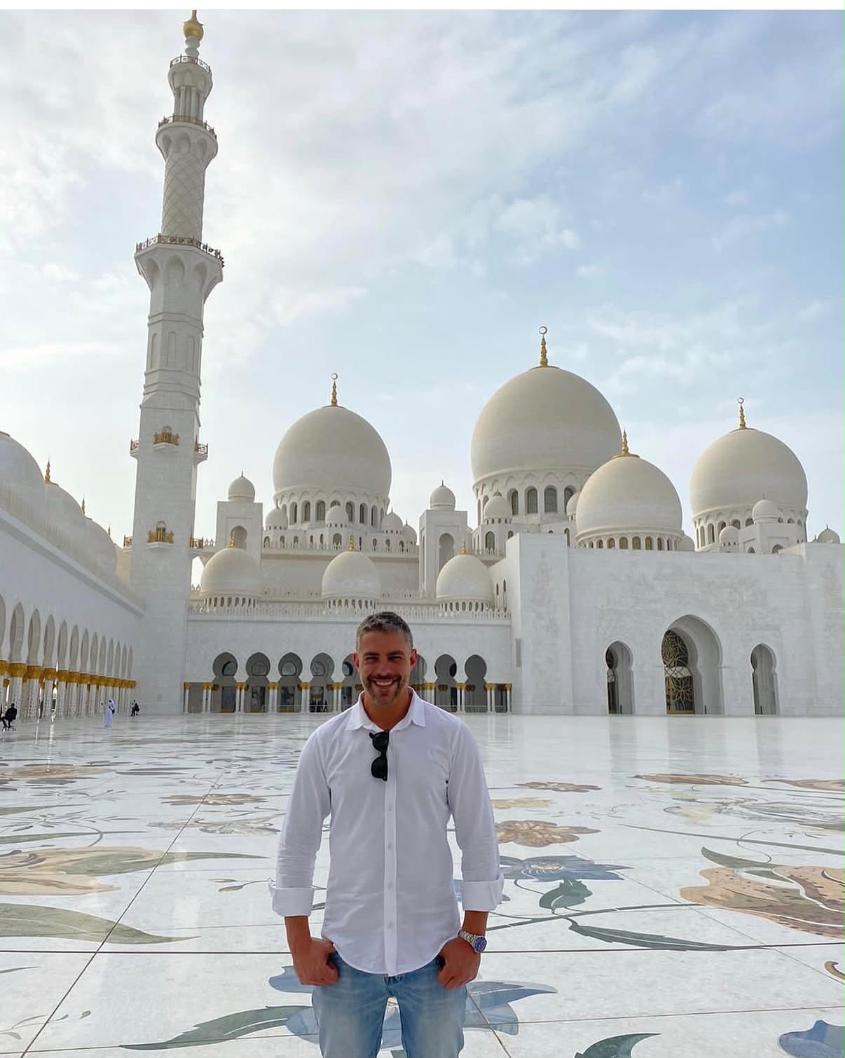 Kaká no pátio da Grande Mesquita Sheikh Zayed, em Abu Dhabi