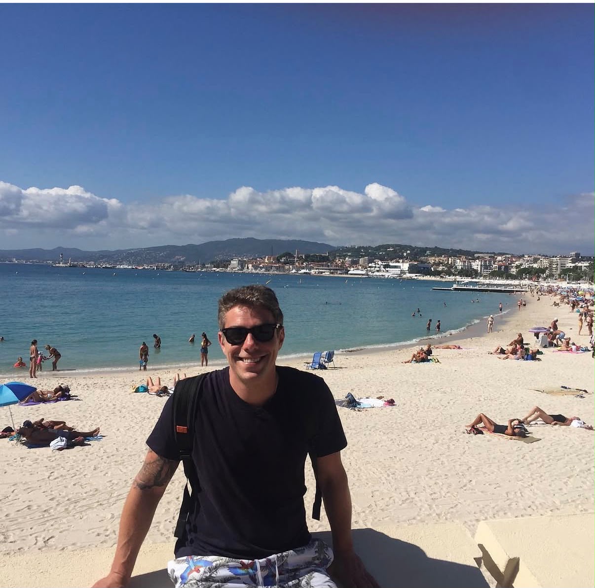 Kaká diante da praia e da orla de Cannes
