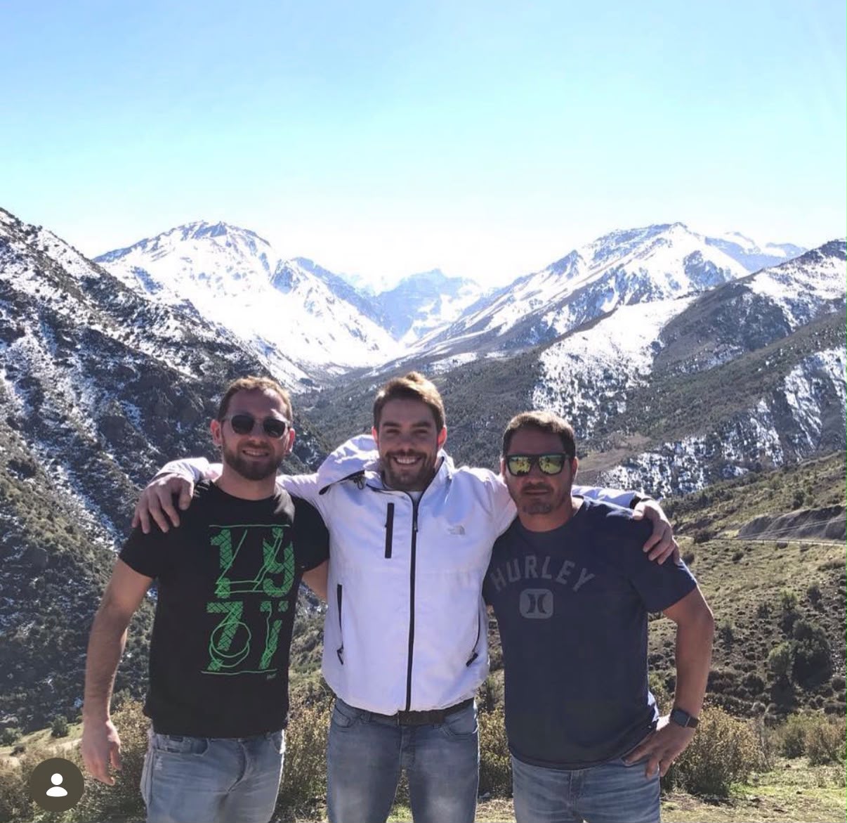 Kaká com amigos diante de montanhas nevadas no Chile