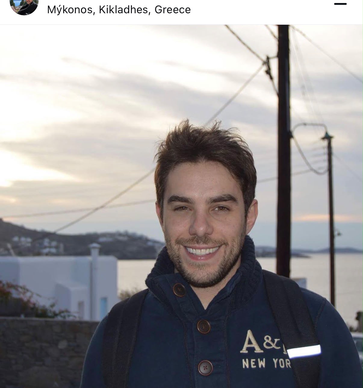 Kaká em Mykonos, com o mar ao fundo